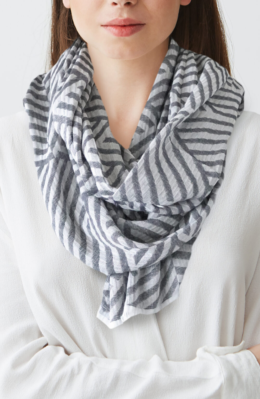 Women scarf grey with geometric design
