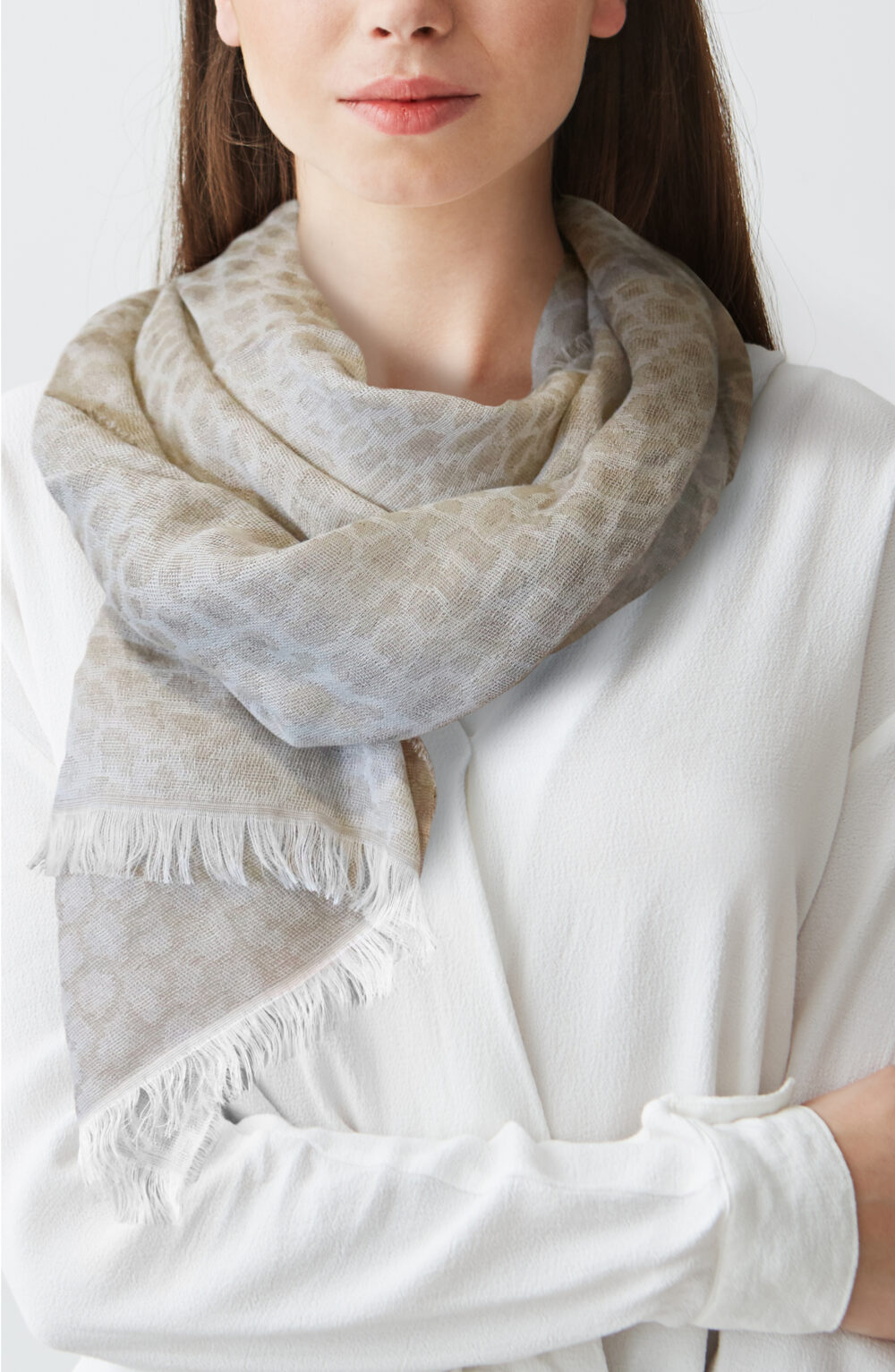 Women scarf taupe with soft animalier design
