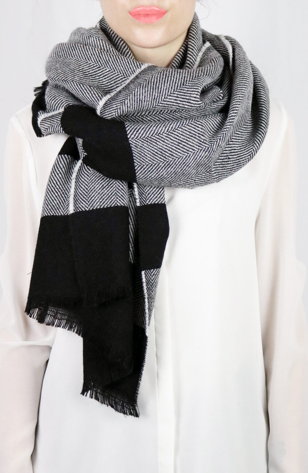 Women scarf yarn dyed ecru and black color