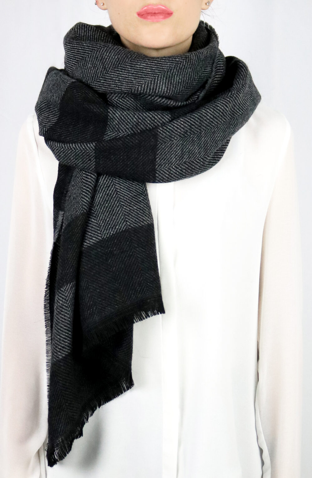 Women scarf yarn dyed black and grey color