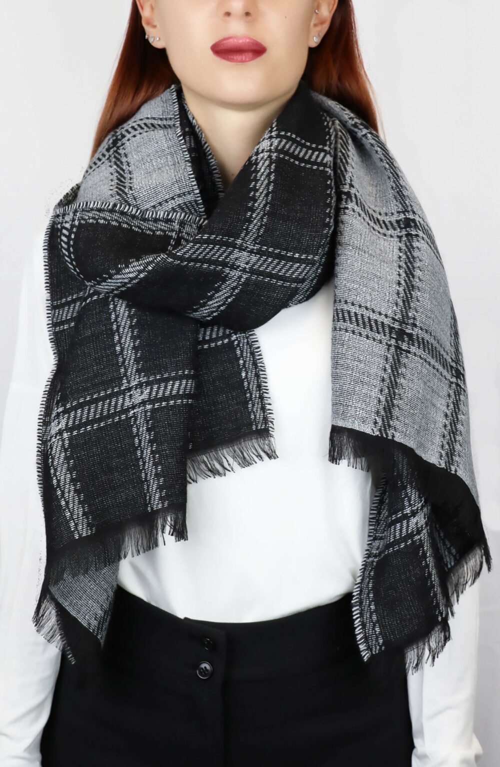 Elegant Women scarf with modern tartan design grey