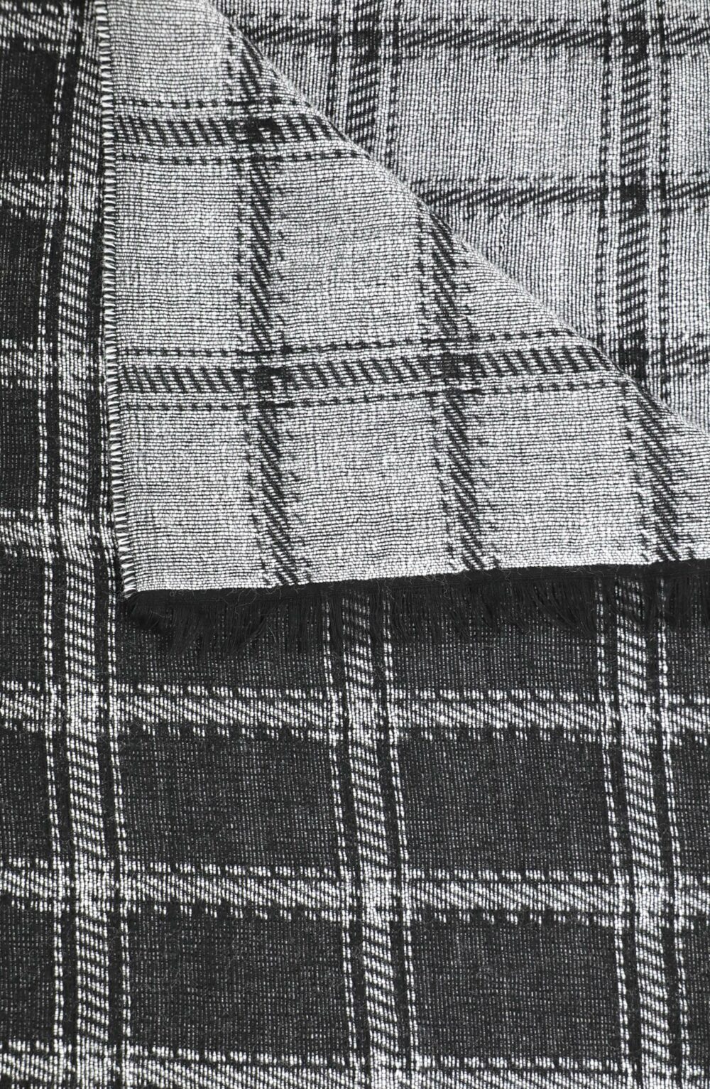 Elegant Women scarf with modern tartan design grey - Image 5